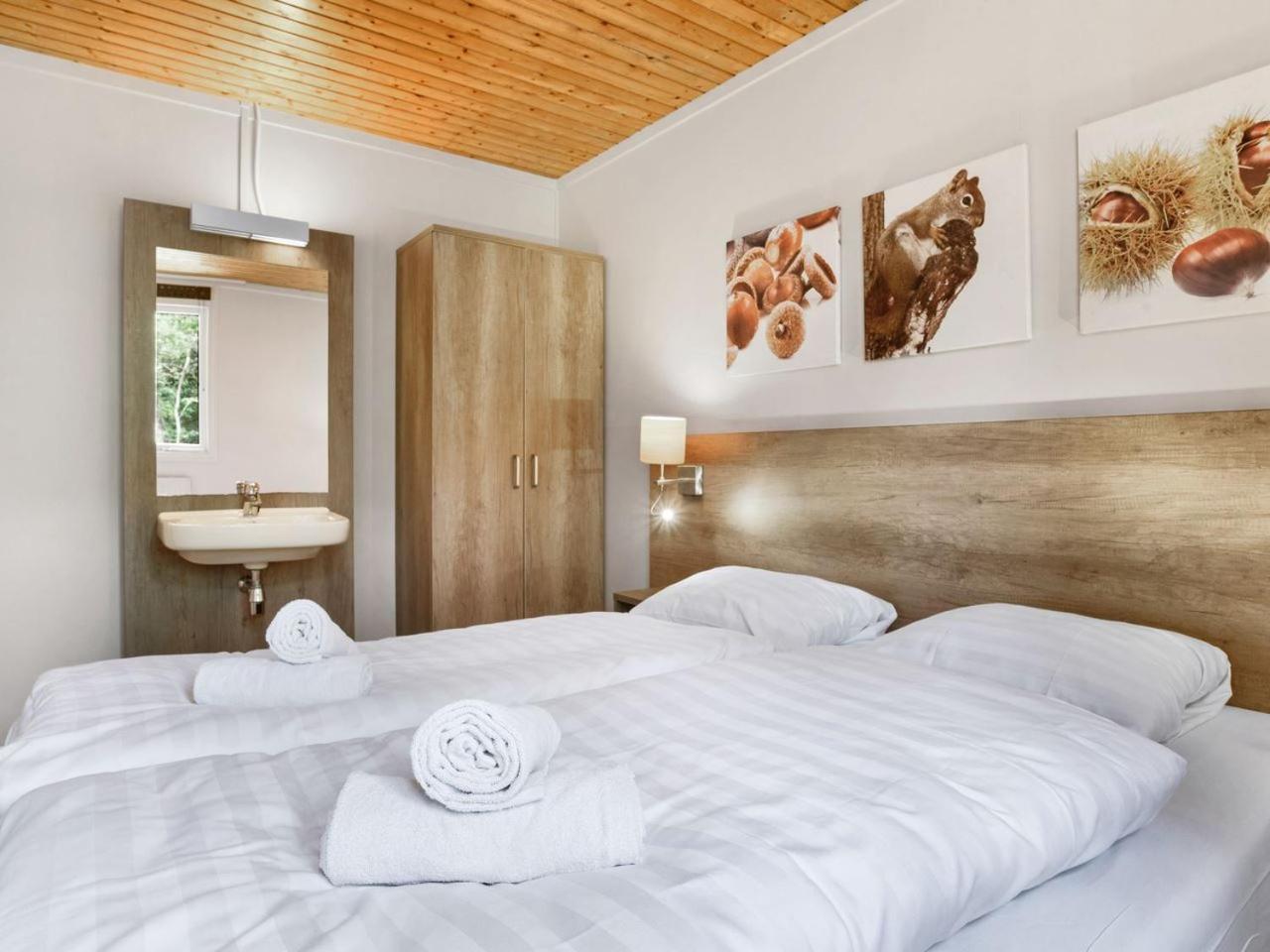 Luxury 4-Person Bungalow In The Holiday Park Landal Twenhaarsveld Хльтен Номер фото
